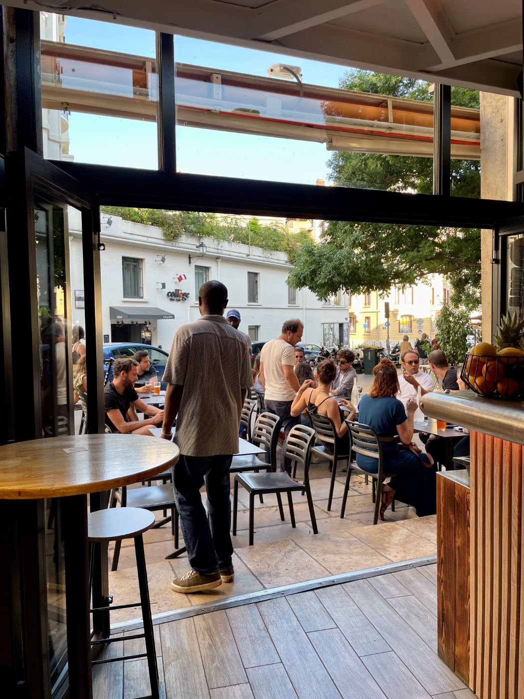 Vue sur la terrasse depuis la salle