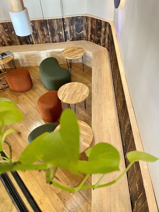 Banquette et tabourets en bois