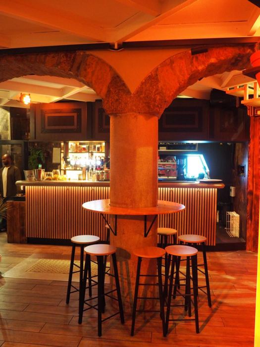 Le bar éclairé la nuit
