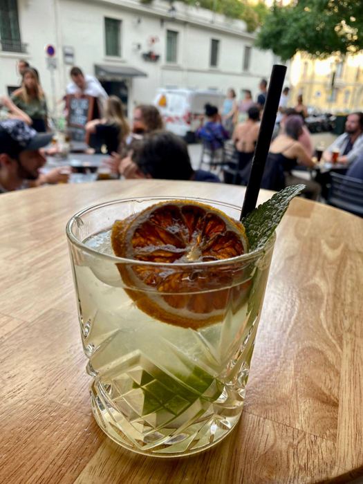 Cocktail au gin et agrume séché