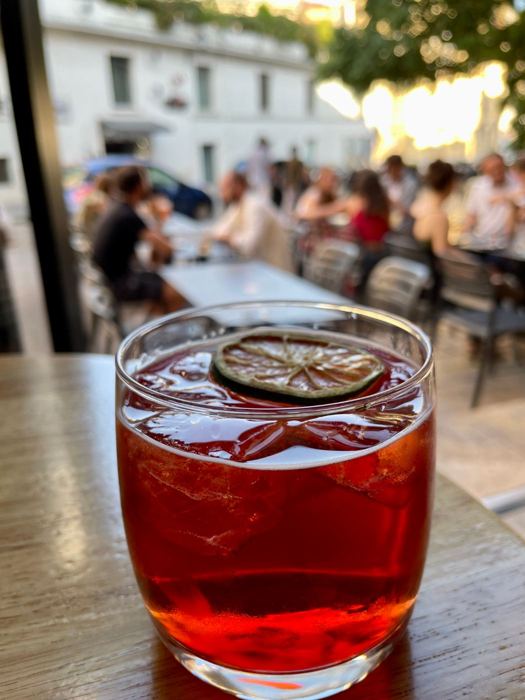 Cocktail rouge au citron vert