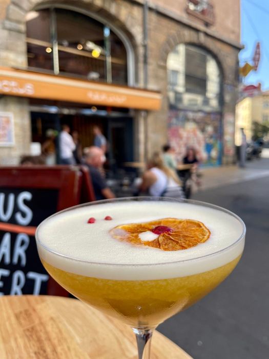 Cocktail sour en terrasse