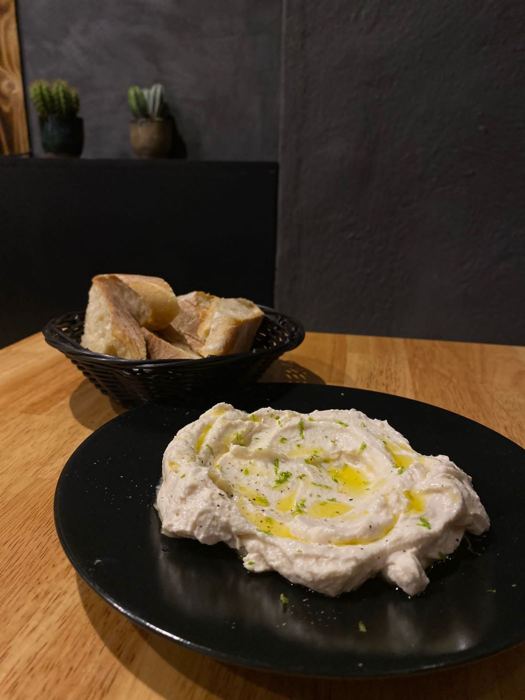 Houmous maison et pain